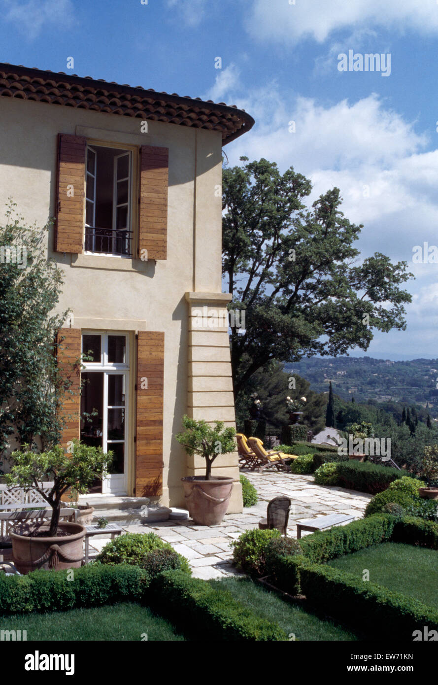 Niedrige abgeschnitten Box Absicherung vor Villa mit hölzernen Fensterläden im Süden von Frankreich Stockfoto