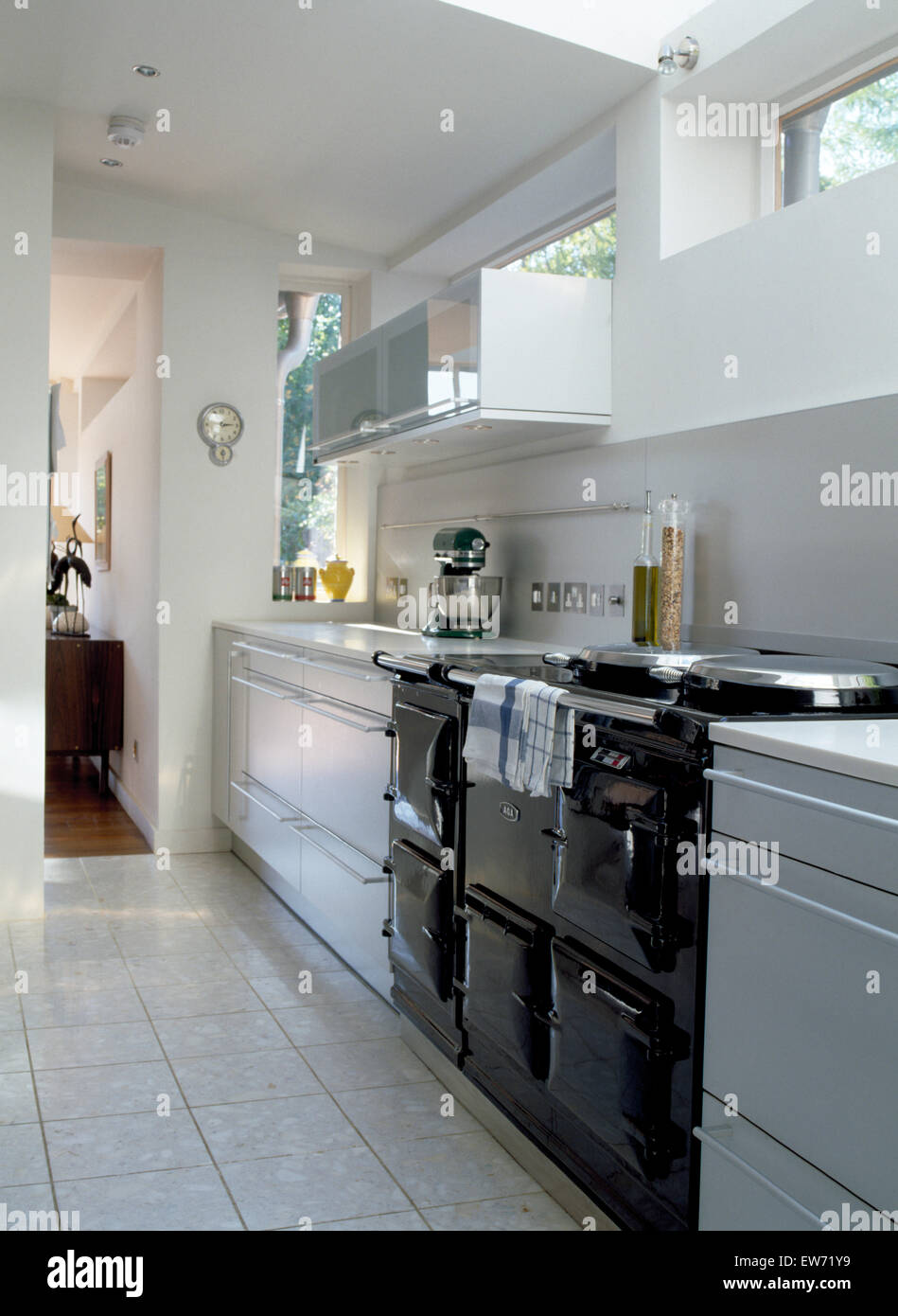 Schwarz-Aga-Ofen in modernen weißen Küche Erweiterung mit Chrom-Mixer auf Arbeitsplatte Stockfoto