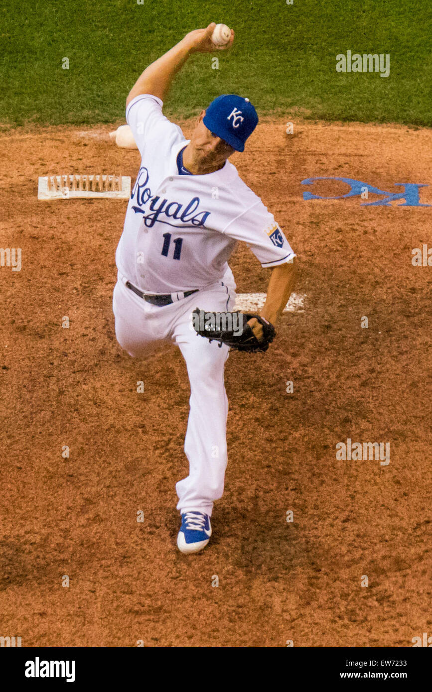 Kansas City, Missouri, USA. 18. Juni 2015. Jeremy Guthrie #11 von den Kansas City Royals Stellplätze im ersten Inning während des MLB-Spiels zwischen den Milwaukee Brewers und den Kansas City Royals im Kauffman Stadium in Kansas City, Missouri Kyle Rivas/CSM/Alamy Live News Stockfoto