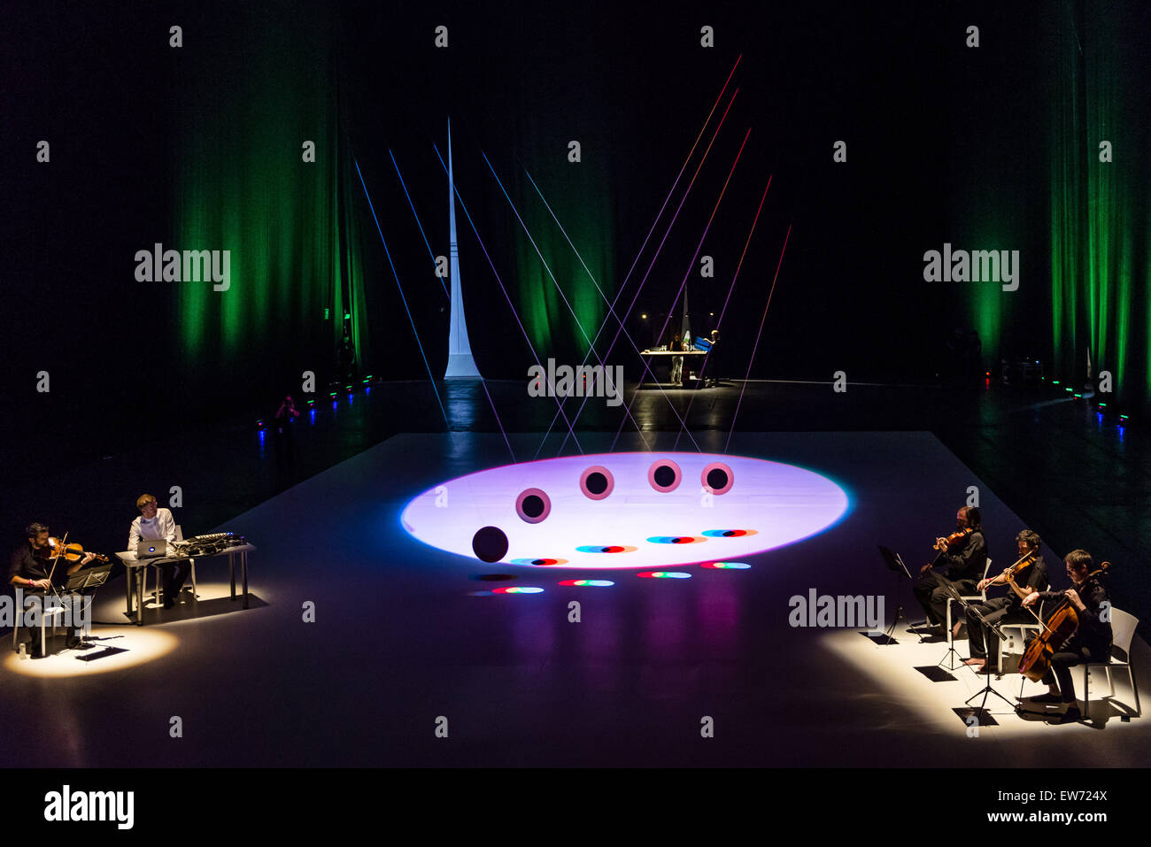 Barcelona, Katalonien, Spanien. 18. Juni 2015. RGB | Kinetic CMY ist eine große audiovisuelle Installation und die Bühne für eine Choreografie der Lichter von ART COM zur Musik von "Lafur Arnalds Credit: Matthias Oesterle/ZUMA Wire/ZUMAPRESS.com/Alamy Live News Stockfoto