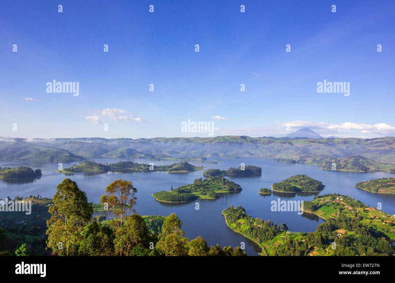 Mit 29 Inseln verstreut über das Wasser, Lake Bunyonyi ist einer der Uganda top natürlichen Schätze. Stockfoto