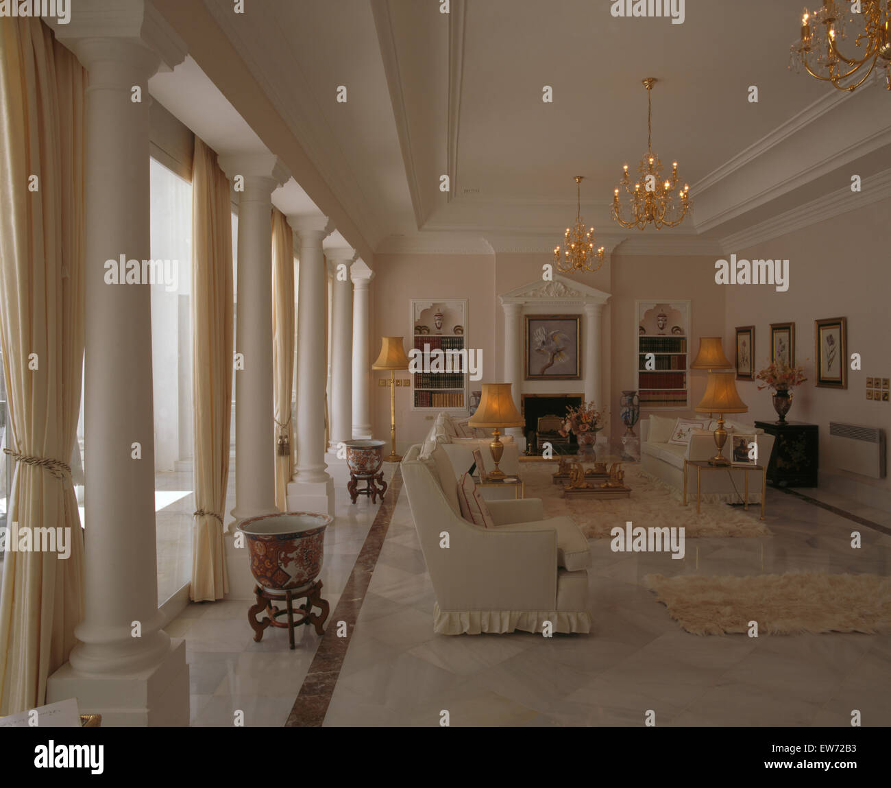 Klassischen Säulen und Marmor Bodenbelag im Wohnzimmer großen spanischen Villa Stockfoto