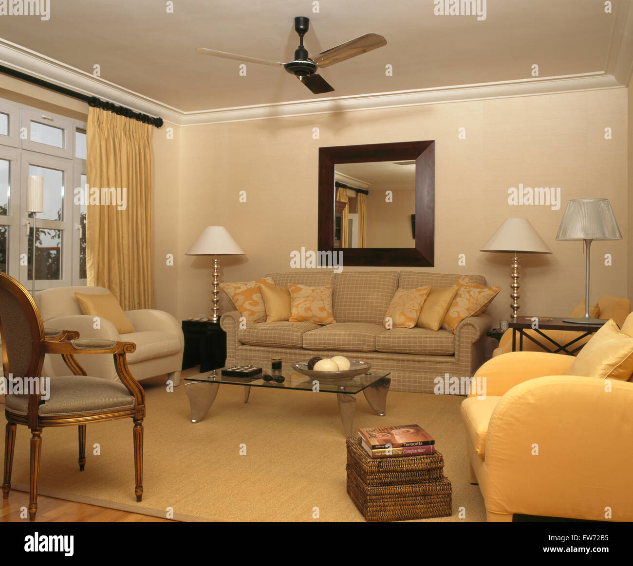 Gelbe und cremefarbene Sessel und Sofa im spanischen Wohnung Wohnzimmer Stockfoto