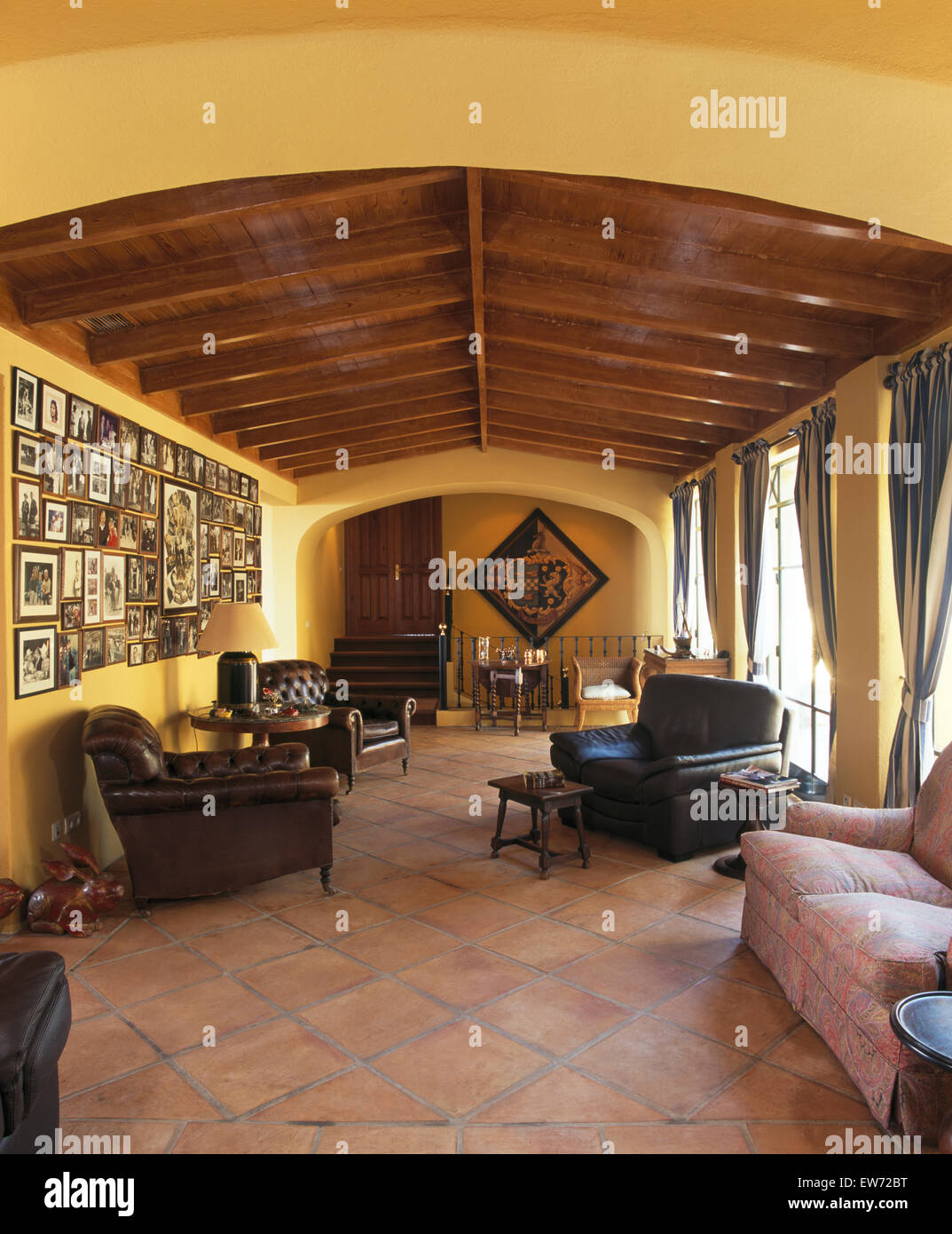 Terrakotta geflieste Boden im Wohnzimmer der spanische Villa mit Ledersesseln Stockfoto