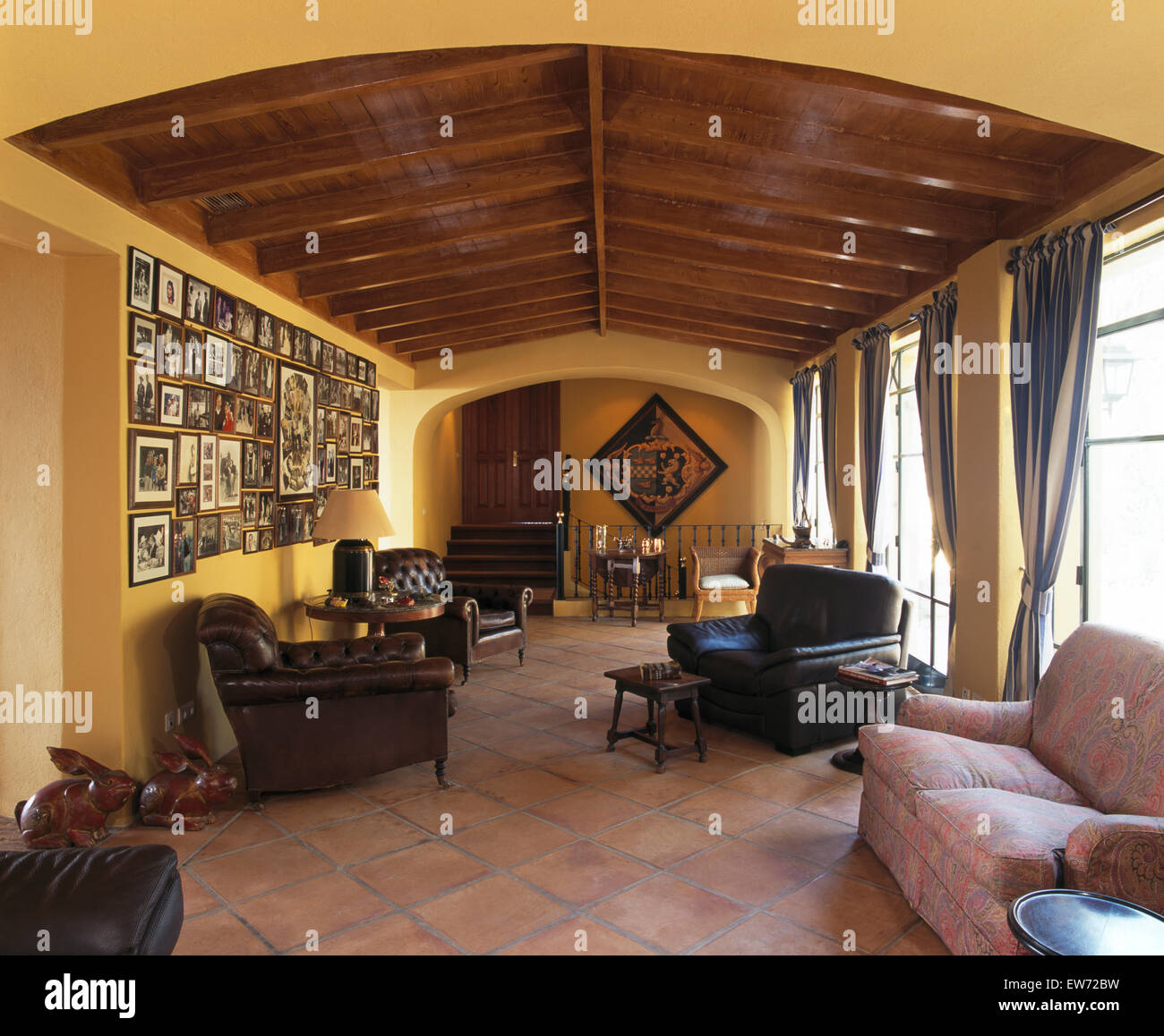 Terrakotta geflieste Boden in gelb Wohnzimmer spanische Villa mit Ledersesseln Stockfoto