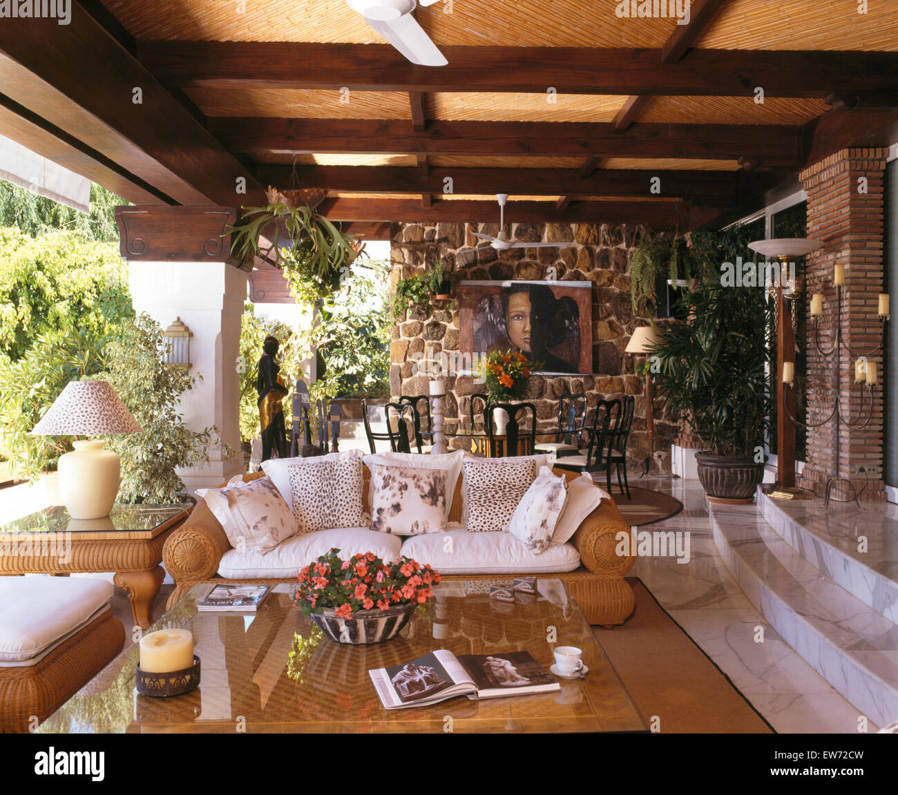 Komfortablen Wicker Sofas mit weißen Kissen auf der Veranda des spanischen villa Stockfoto