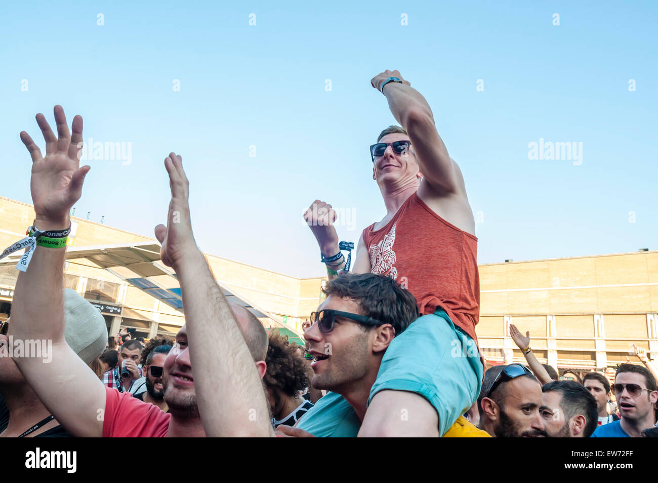 Barcelona, Katalonien, Spanien. 18. Juni 2015. Güte (UK), öffentliches Umfeld in der Sonar tagsüber Ambiente del Publico En el Sónar de Día - SonarVillage, Sonar 201 Credit: Cisco Pelay Alamy Live News Stockfoto