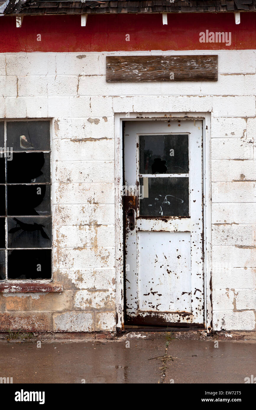 Tür und zerbrochenen Fensterscheiben im State Line Motel an der Route 66 in Glenrio, Texas. Stockfoto