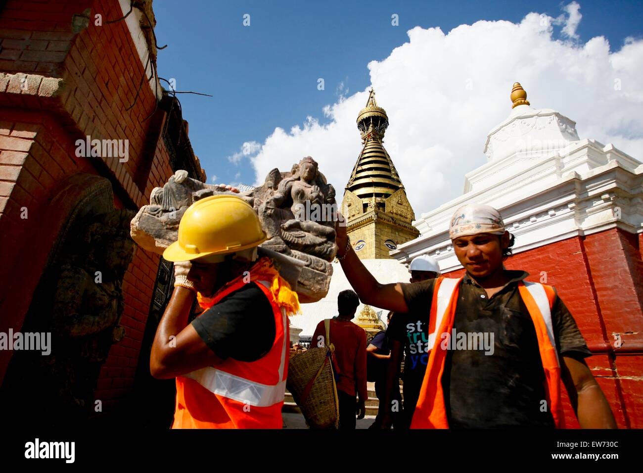 Kathmandu, Nepal. 18. Juni 2015. Arbeitnehmer übertragen ein Idol Gottes an einen sicheren Ort an der Swoyambhunath Stupa in Kathmandu, Nepal, 18. Juni 2015. Swoyambhunath Stupa, ein UNESCO-Weltkulturerbe von Nepal, wurde für Touristen vom 16. Juni wiedereröffnet. © Pratap Thapa/Xinhua/Alamy Live-Nachrichten Stockfoto