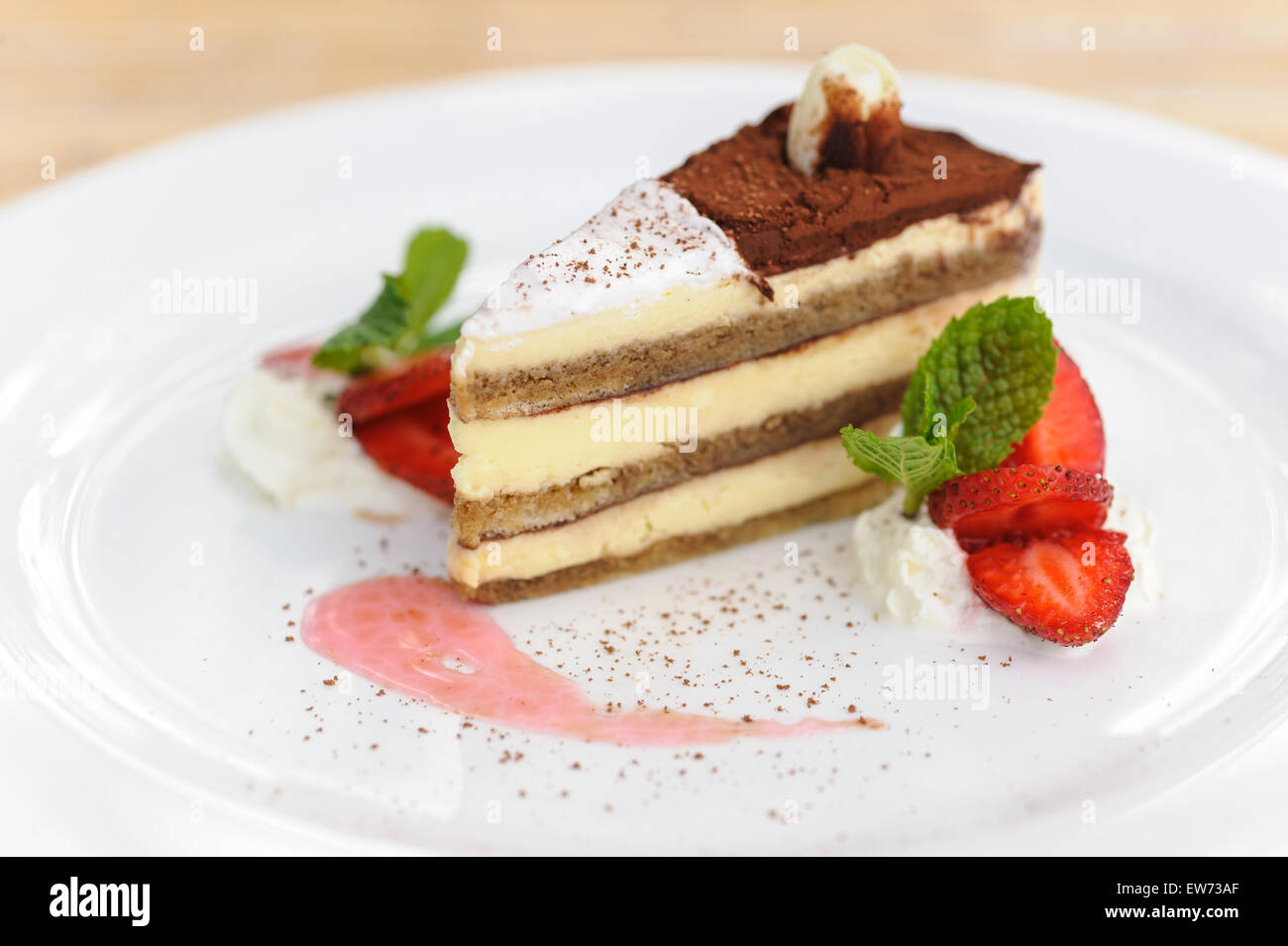 Ein Stuck Kuchen Tiramisu Mit Erdbeeren Serviert Stockfotografie Alamy