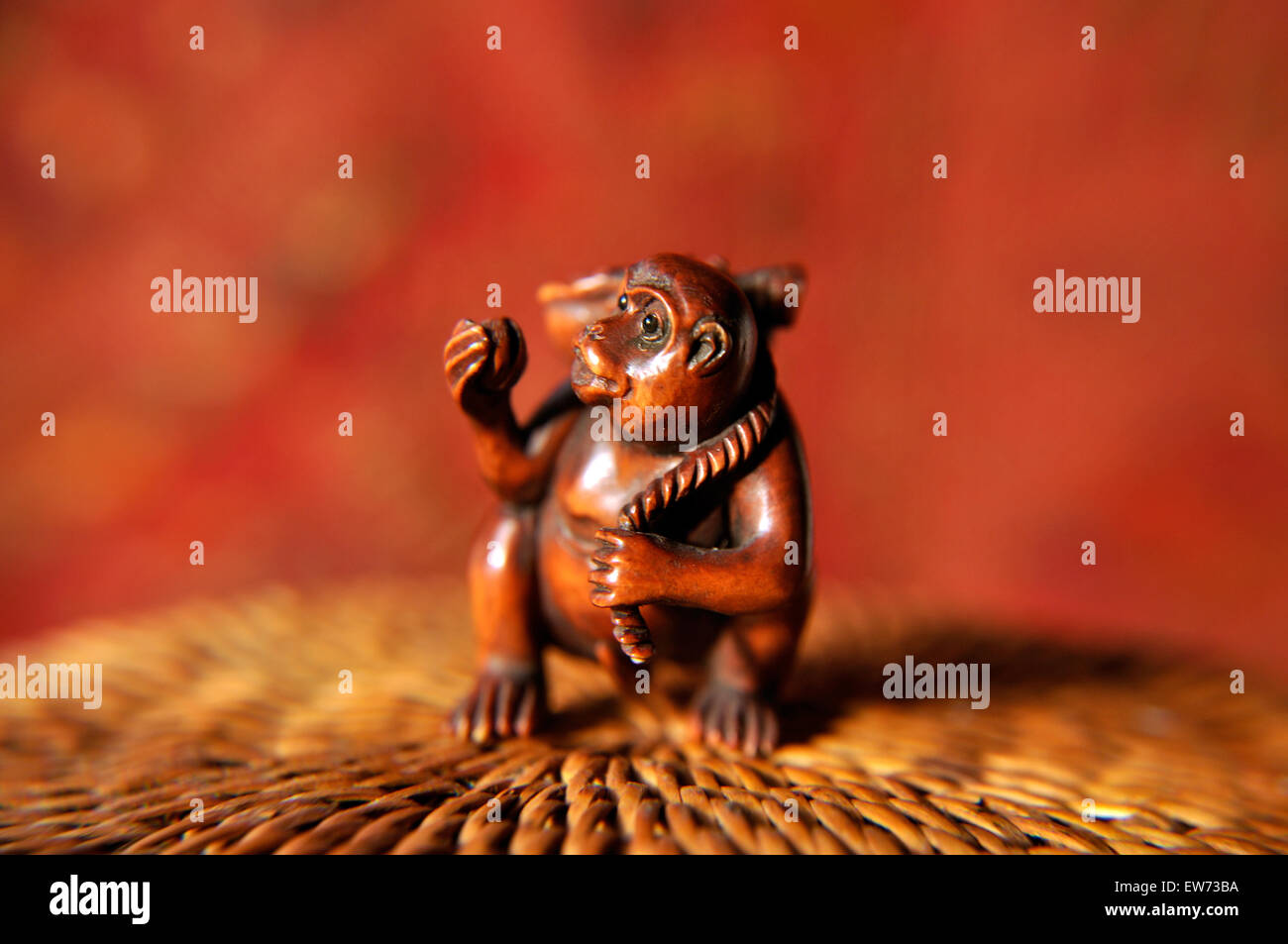 Miniatur aus Holz chinesischen Affen in Studioumgebung Stockfoto