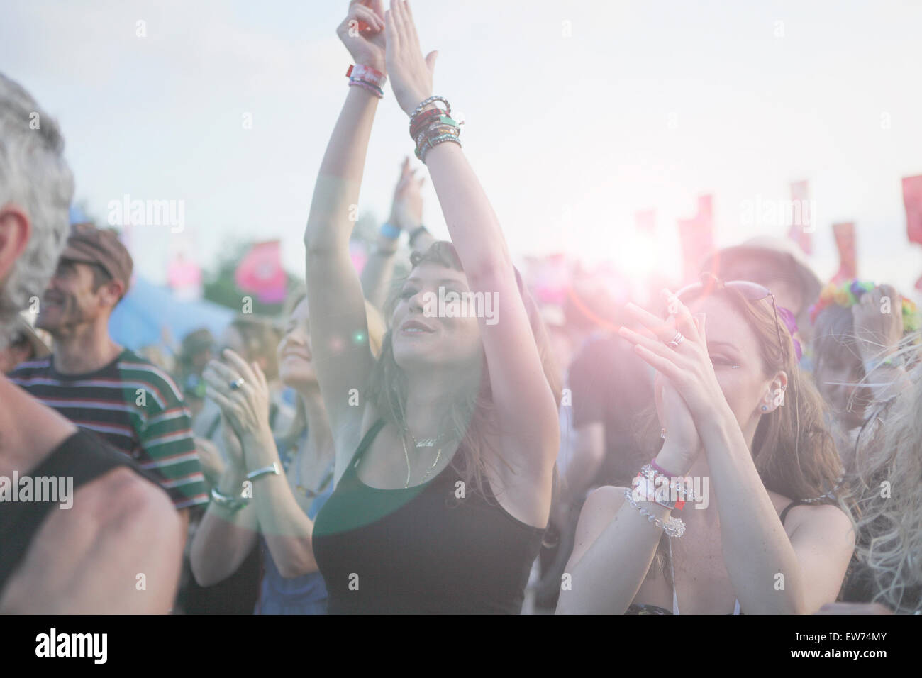Mädchen in Menge jubeln beim Musikfestival Stockfoto
