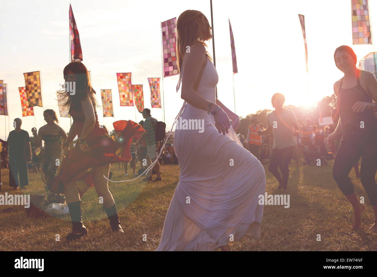 Mädchen tanzen beim Musikfestival WOMAD 2012 Stockfoto