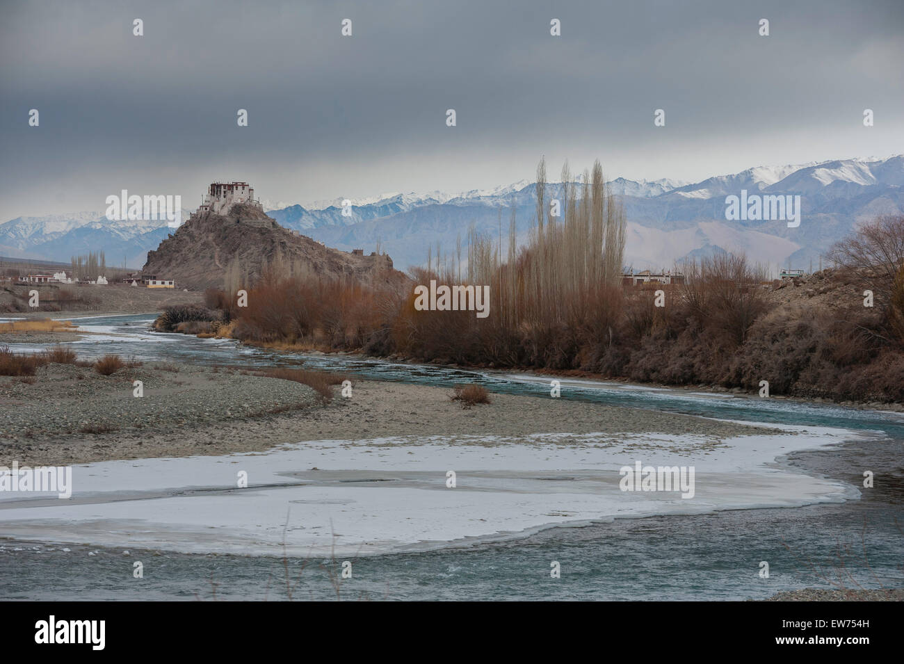 Stakna Kloster und halb gefroren Indus Fluß in den Wintermonaten Stockfoto