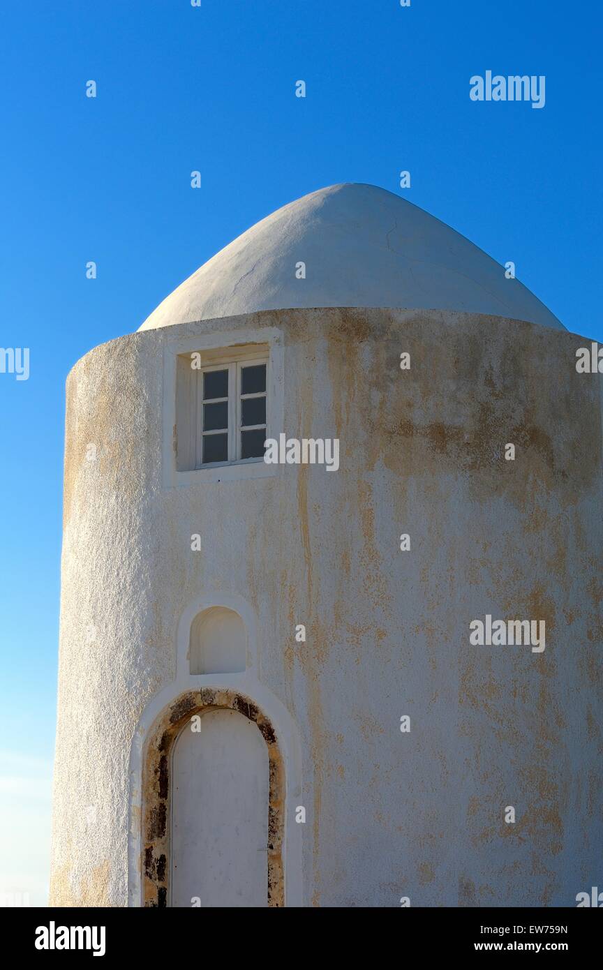 Eine weiß getünchte Windmühle im Dorf von Imerovigi, Santorini, Griechenland Stockfoto