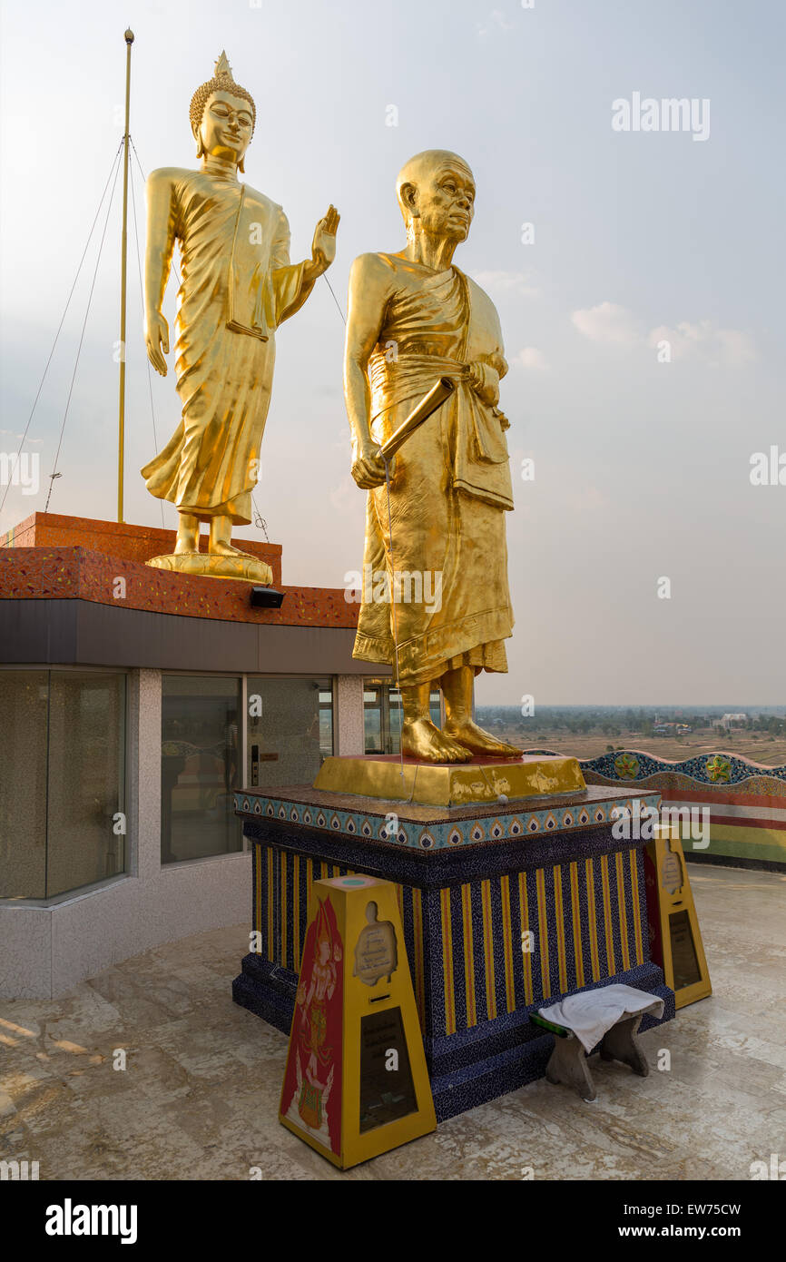 Goldene Statuen von Buddha und Mönch Luang Phor Sven auf dem Dach des Elefanten Tempel Thep Wittayakhom Vihara, Wittayakom Stockfoto
