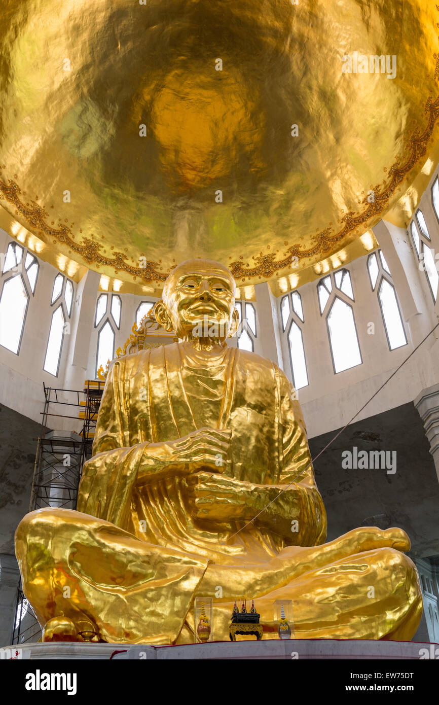 Mönch, goldene Statue, Luang Phor Toh, 13 Meter hoch, in den Non-Kum Tempel Wat, Sikhiu, in der Nähe von Korat, Provinz Nakhon Ratchasima Stockfoto