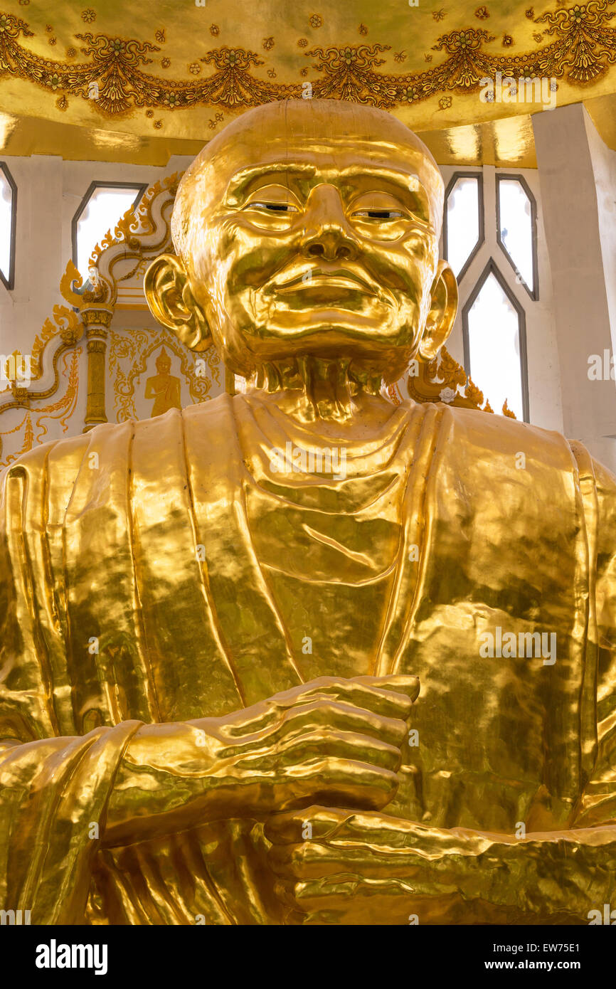 Mönch, goldene Statue, Luang Phor Toh, Non Kum Tempel Wat, Sikhiu, in der Nähe von Provinz Nakhon Ratchasima, Korat, Isan, Isaan, Thailand Stockfoto