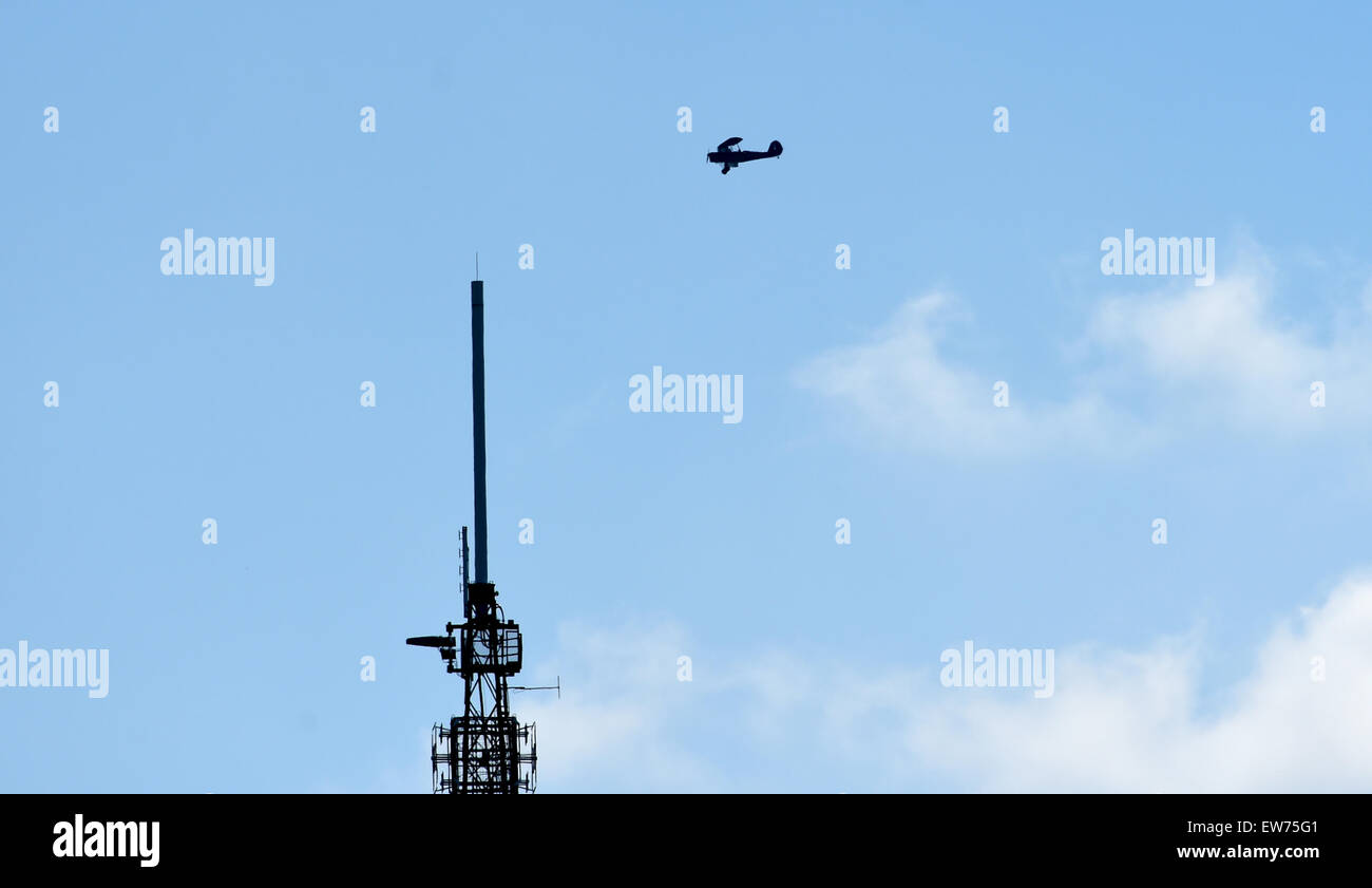 Brighton UK - übergab ein Doppeldecker eine improvisierte akrobatische Anzeige in den Himmel über Brighton Vormittag bevor sich der Funkturm in Whitehawk Hill Stockfoto