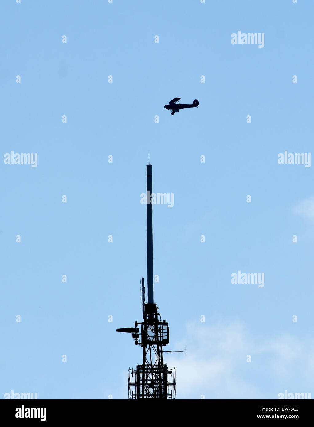 Brighton UK - übergab ein Doppeldecker eine improvisierte akrobatische Anzeige in den Himmel über Brighton Vormittag bevor sich der Funkturm in Whitehawk Hill Stockfoto