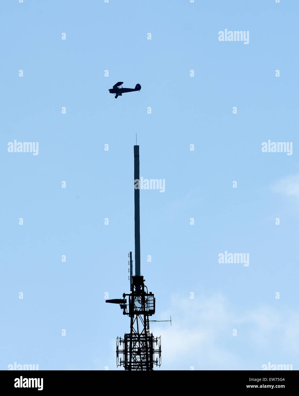 Brighton UK - übergab ein Doppeldecker eine improvisierte akrobatische Anzeige in den Himmel über Brighton Vormittag bevor sich der Funkturm in Whitehawk Hill Stockfoto