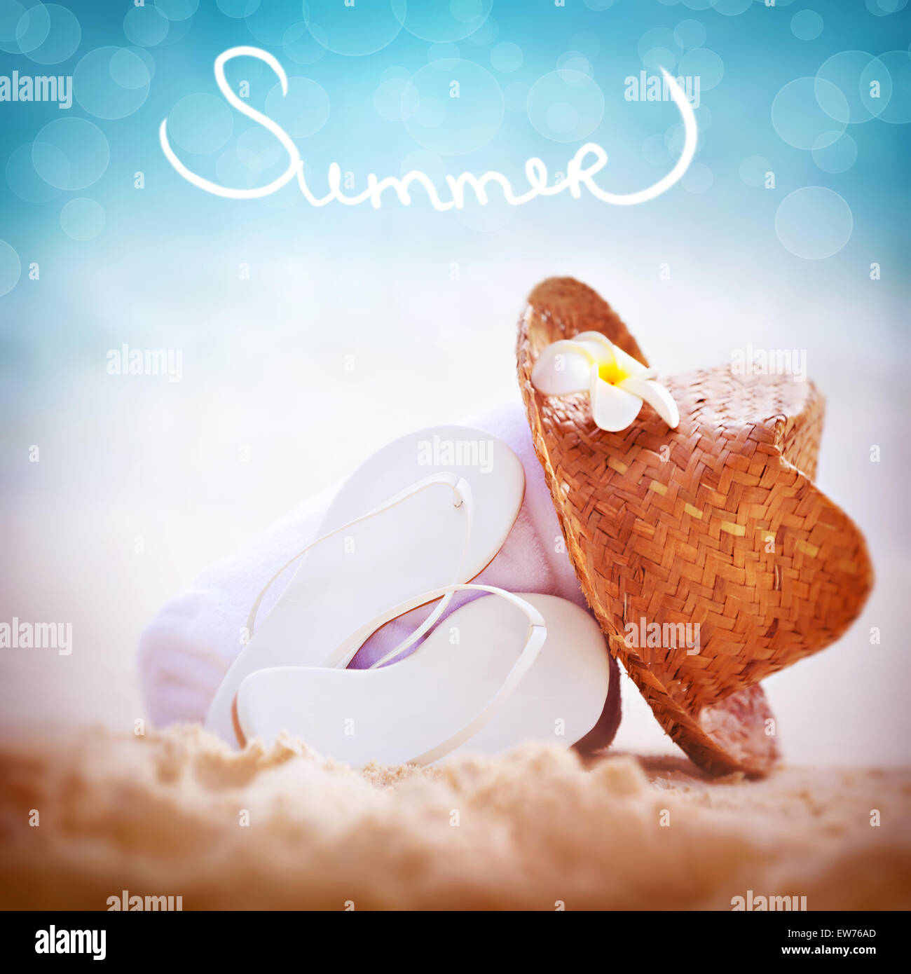 Sommer Urlaub Hintergrund, Stillleben mit Strand Artikel mit Text Sommer drüber, weiße Flip-Flops mit Strohhut Stockfoto