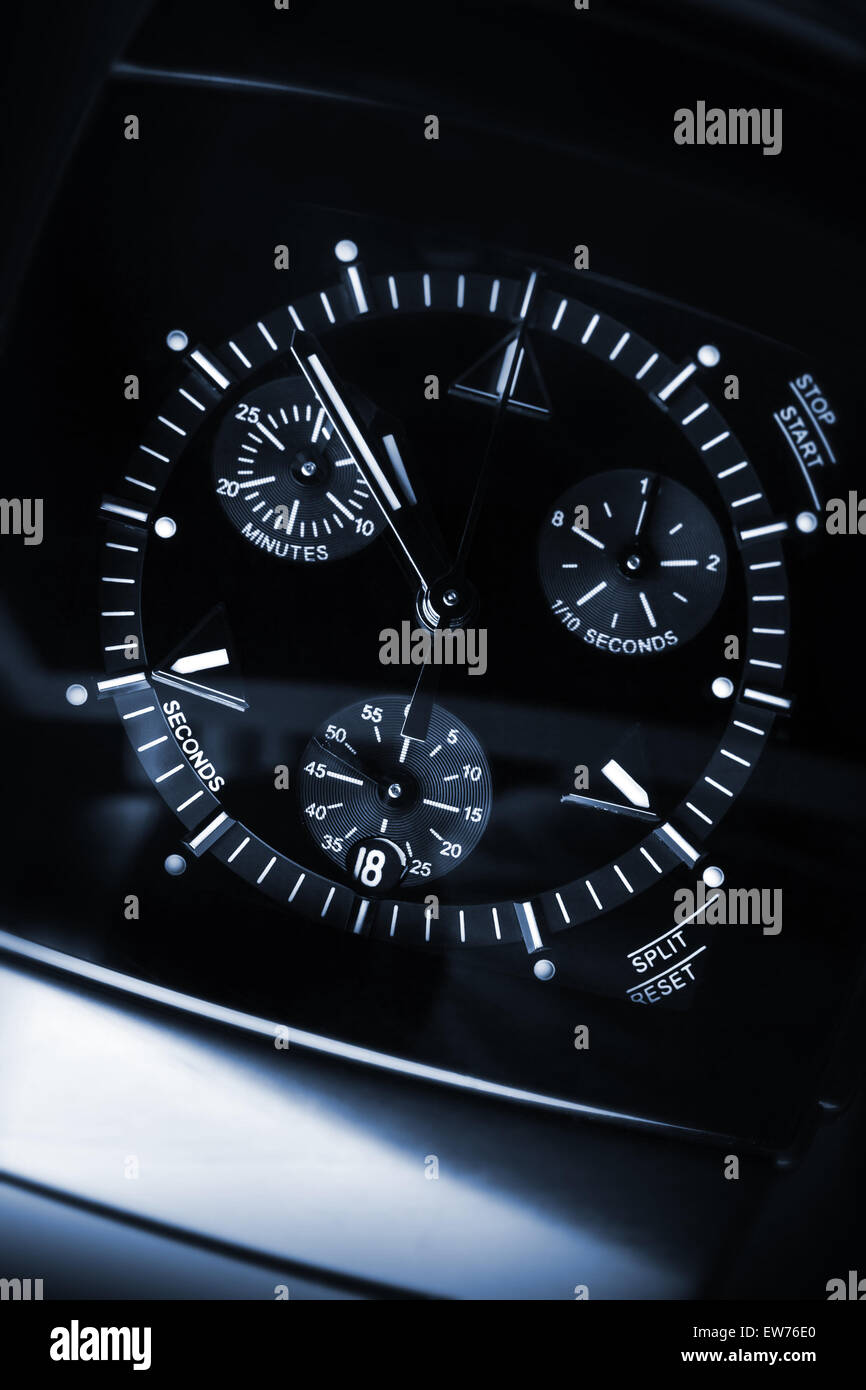 Luxus Herren Chronograph Uhr schwarzer Hightech-Keramik mit Saphirglas gefertigt Close-up blau getönten Studio Foto mit auswählen Stockfoto