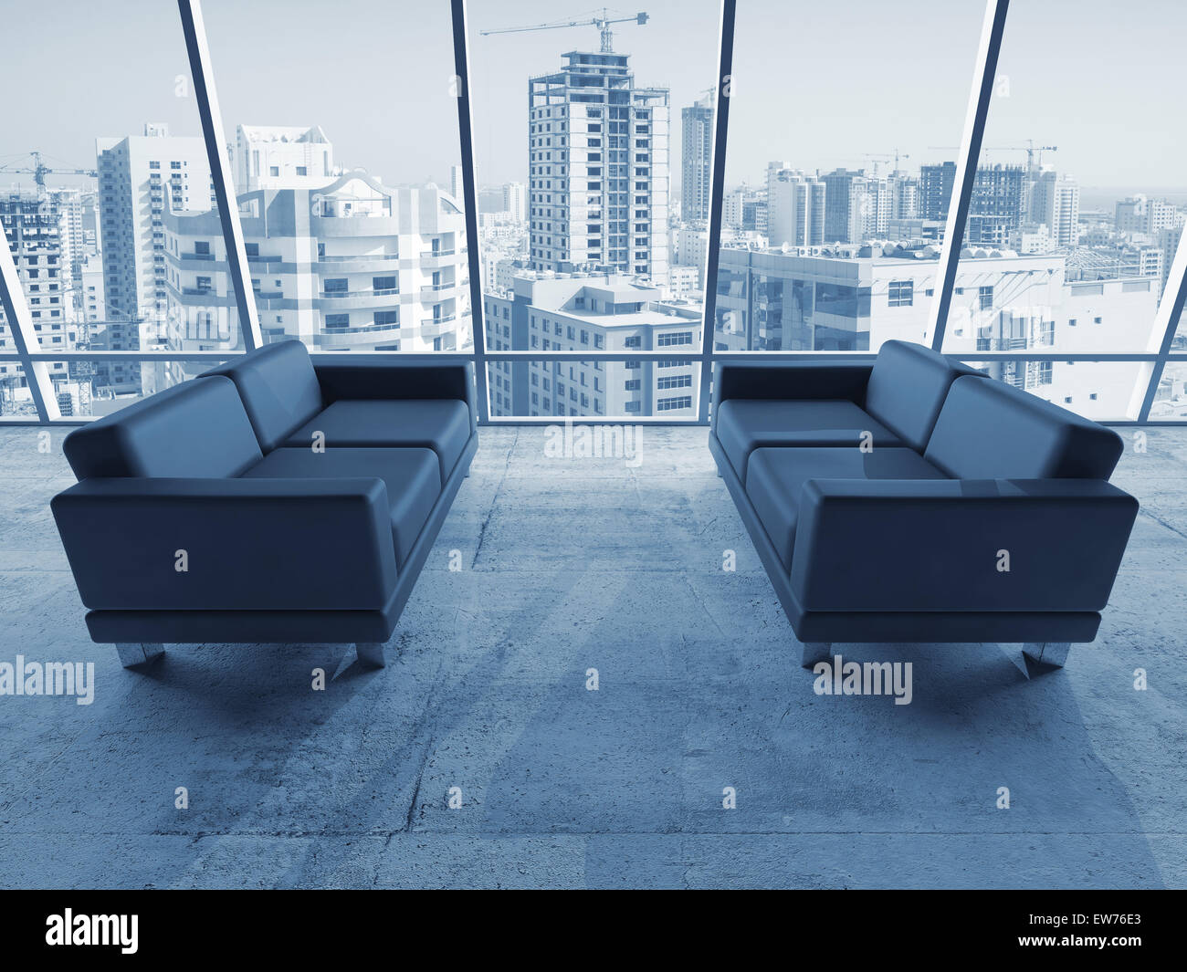 Abstrakte innere Büroraum mit Betonboden, Fenster und zwei schwarze Ledersofas, blau getönten 3D-Illustration mit cityscap Stockfoto