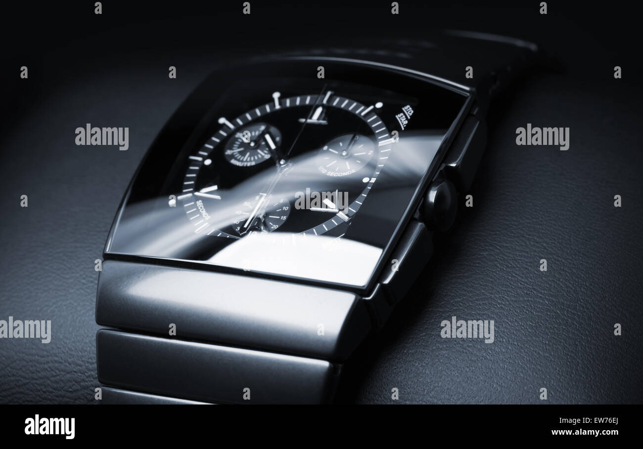 Luxus Chronograph Herrenuhr schwarzer Hightech-Keramik legt auf Leder Kulisse. Closeup Studio Foto mit selektiven foc Stockfoto