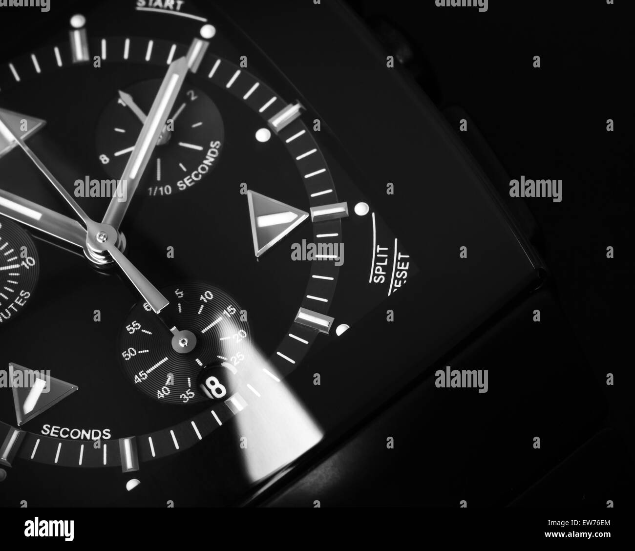 Luxus Herren Chronograph Uhr schwarzer Hightech-Keramik mit Saphirglas gefertigt Close-up Studio Foto mit selektiven Fokus Stockfoto