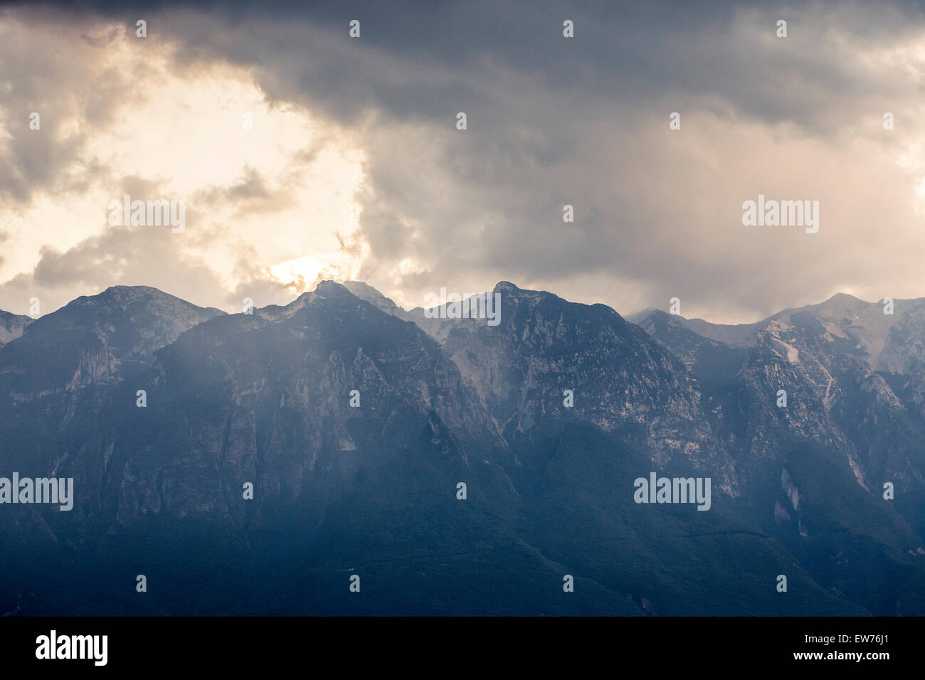 Blick auf Mount Baldo, Gardasee Berge, Italien Stockfoto