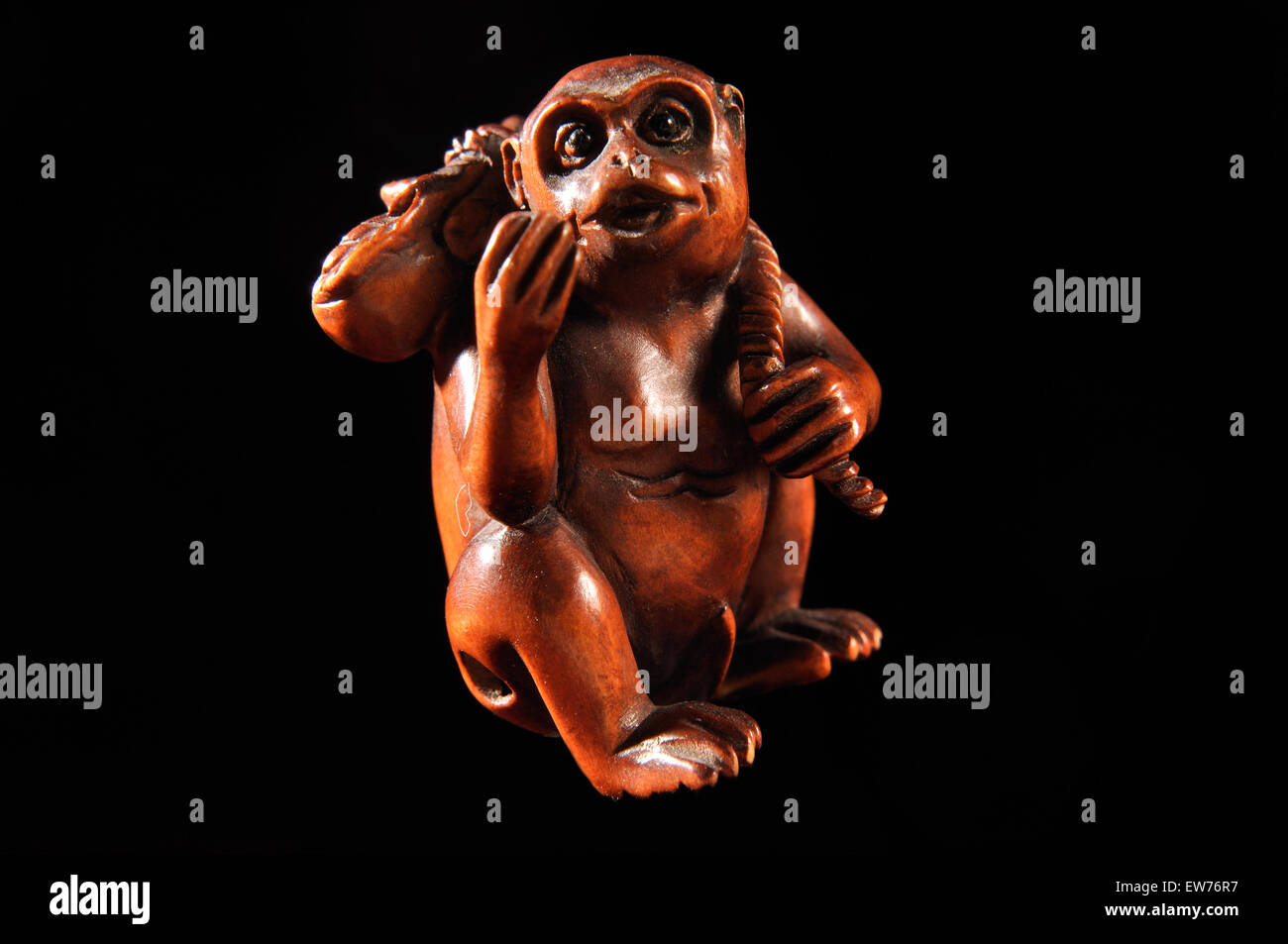 Miniatur aus Holz chinesischen Affen in Studioumgebung Stockfoto