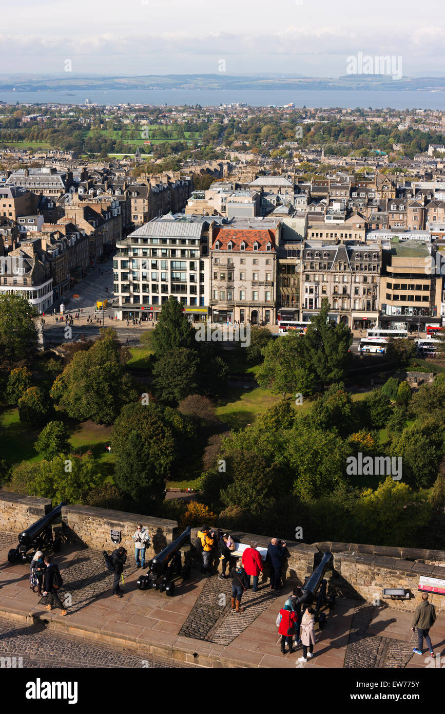 Edinburghs Newtown angesehen vom Edinburgh Castle. Stockfoto