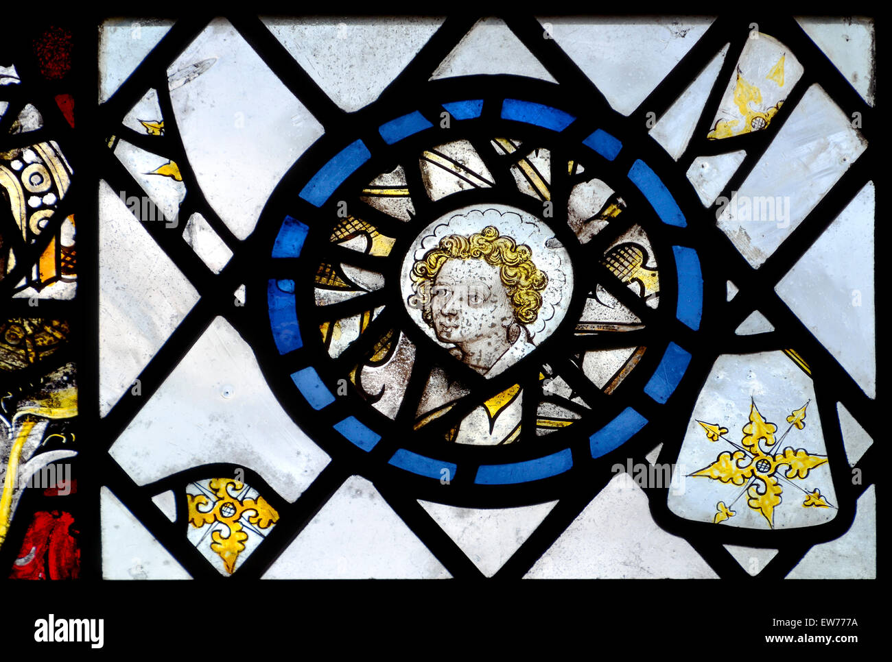 Norwich, Norfolk, England. Norwich Cathedral (1096-1145) 15.Jh. aus Buntglas zeigt ein Engelskopf Stockfoto