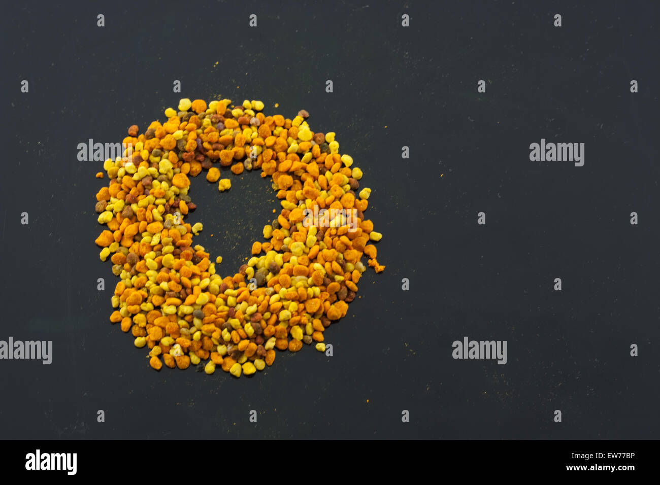 Buchstaben O (o) aus bunten erstellt mehrere natürliche wilde Bio Blütenpollen von apis Melifera Honigbienen gesammelt. Stockfoto