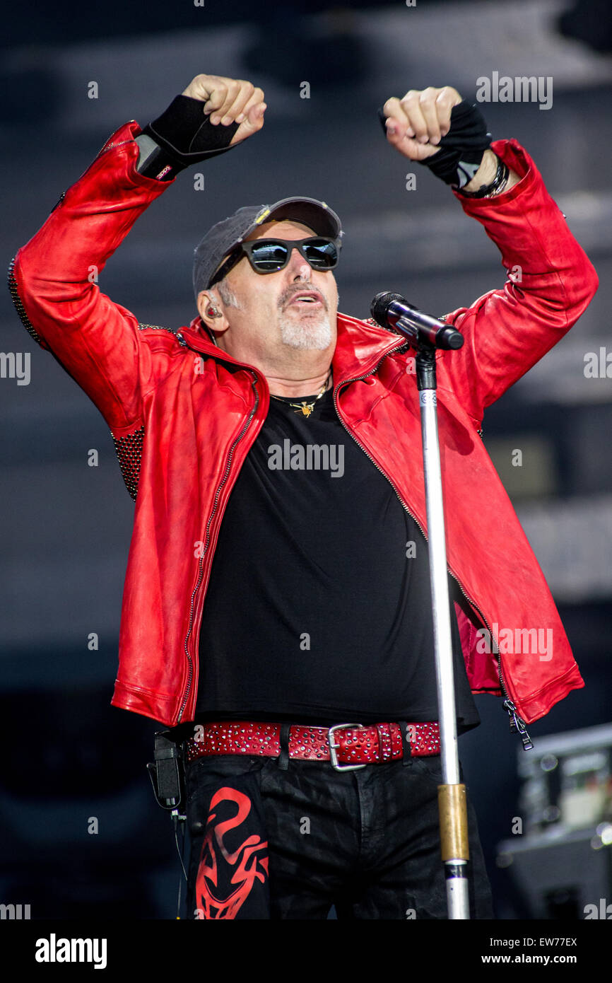 Mailand Italien. 18. Juni 2015. Führt der italienischen Rock star VASCO ROSSI live im Stadio San Siro während "Live Kom Tour 2015" Stockfoto