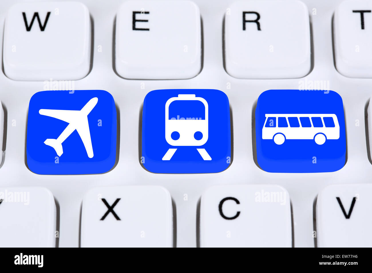 Buchung einer Reise online auf Internetcomputer mit Bus, Flugzeug oder Bahn Stockfoto