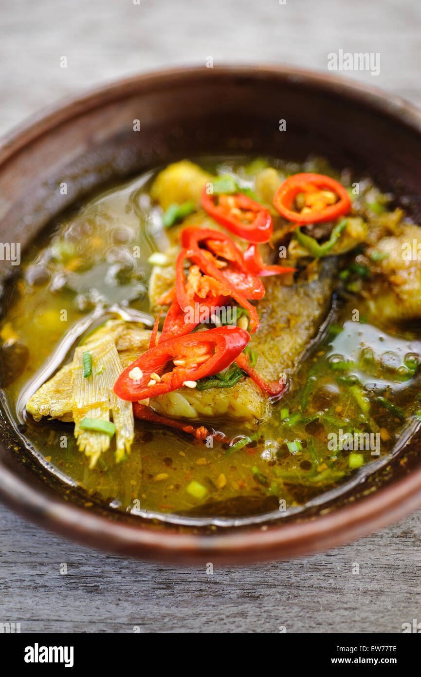 Indonesischen Stil Fischcurry garniert mit roten Chilischoten. Stockfoto