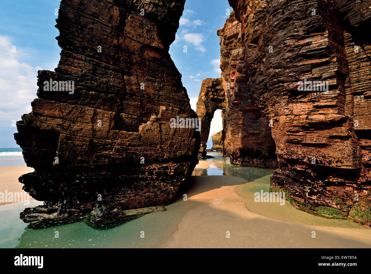 Spanien, Galicien: Beeindruckende Felsen Bogen an Doms Strand (Praia als Catedrais aufsuchen) Stockfoto