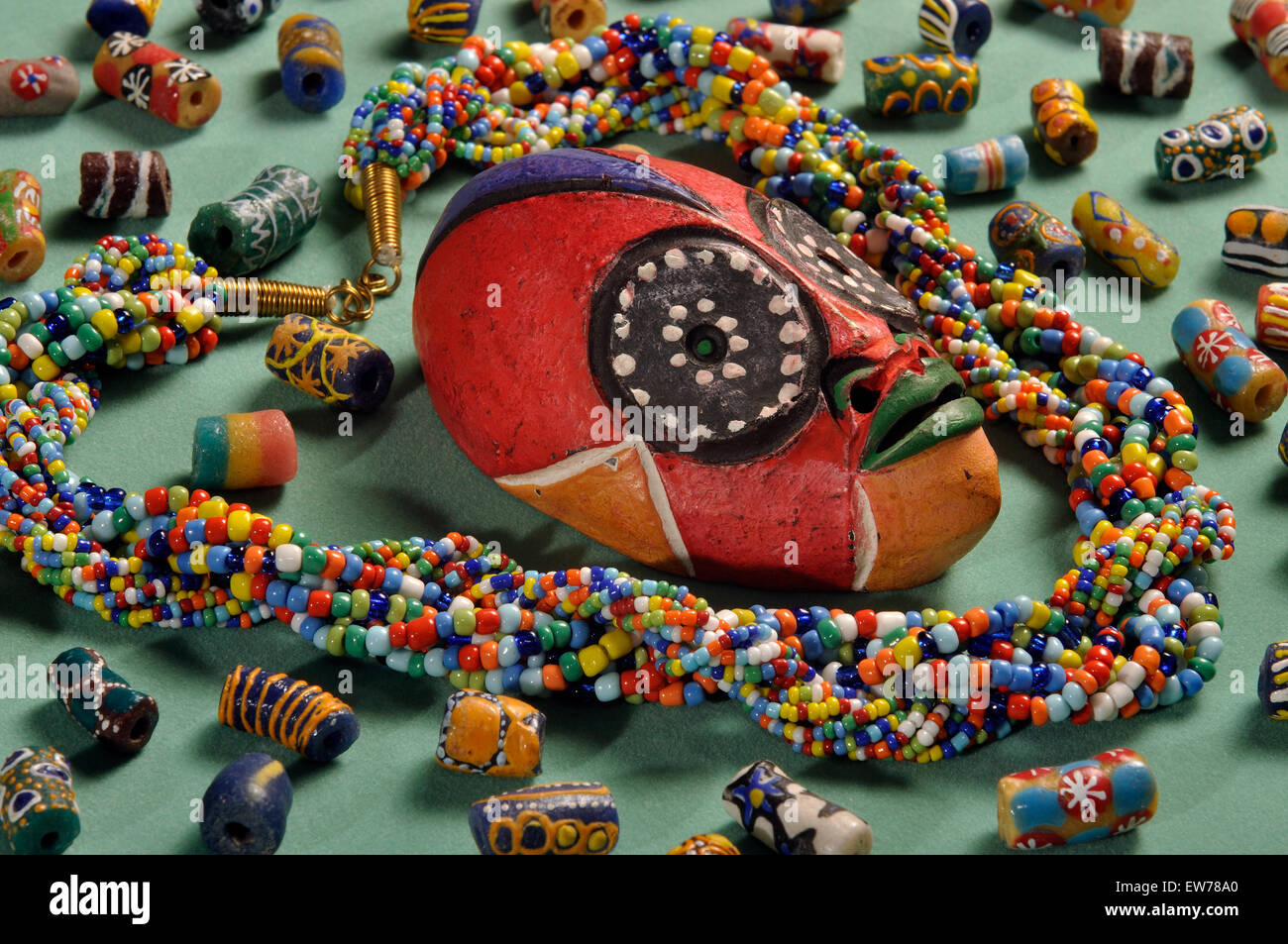 Kenianische Perlenkette mit kleinen Cameroon'passport "Maske und West Africcan Glasperlen Stockfoto