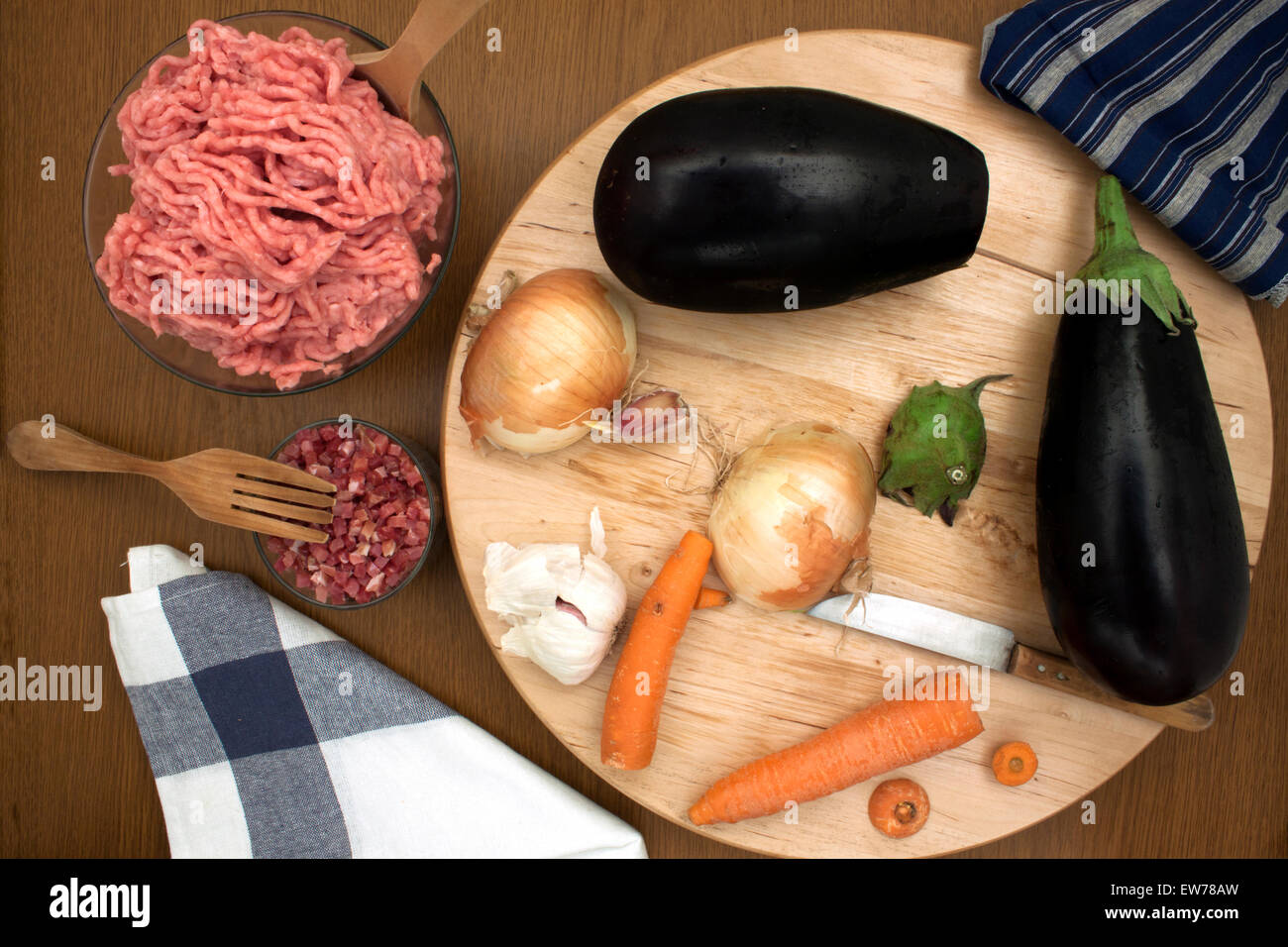 Einige der Zutaten benötigt, um einige gefüllte Auberginen Kochen Stockfoto