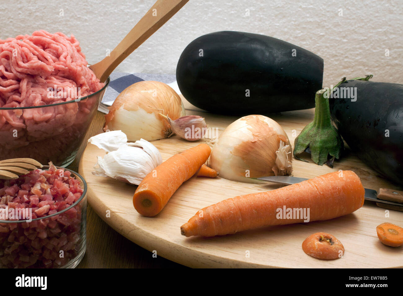 Einige der Zutaten benötigt, um einige gefüllte Auberginen Kochen Stockfoto