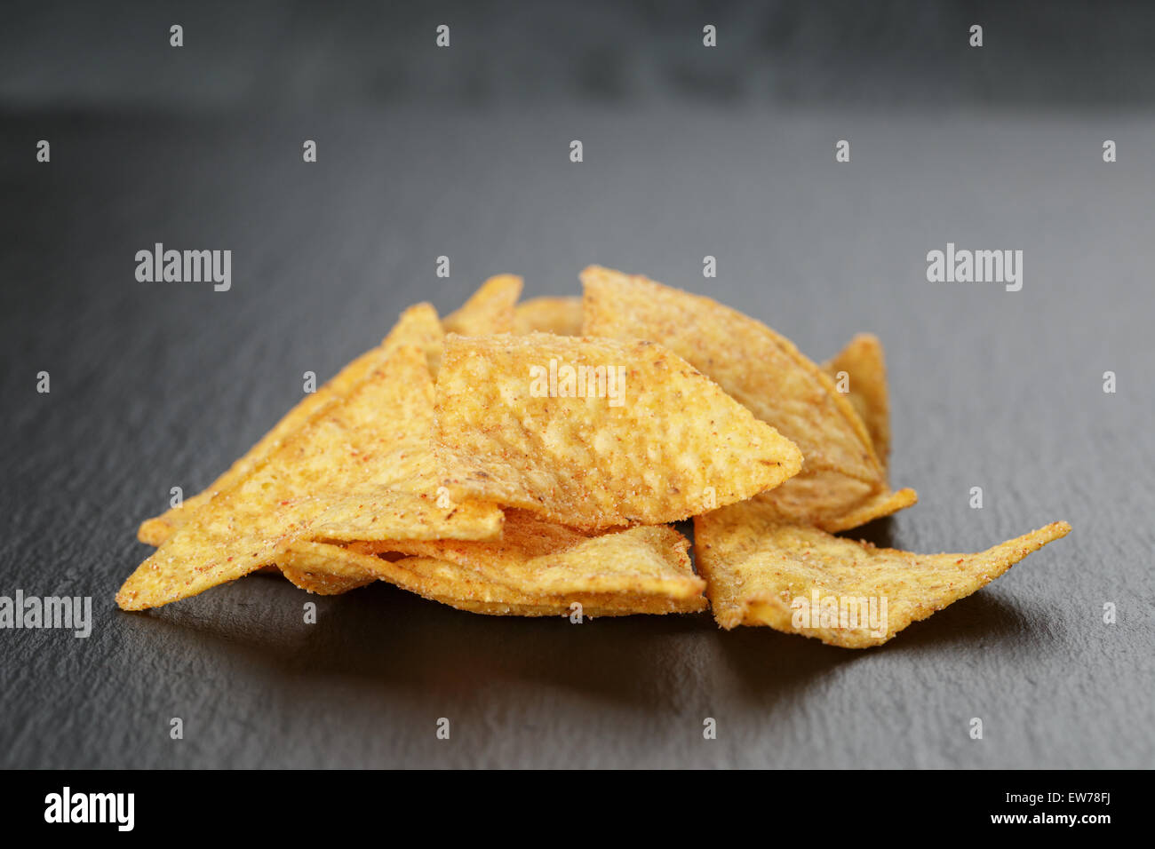 Tortilla-Nachos an dunklen Schiefer Tafel Stockfoto