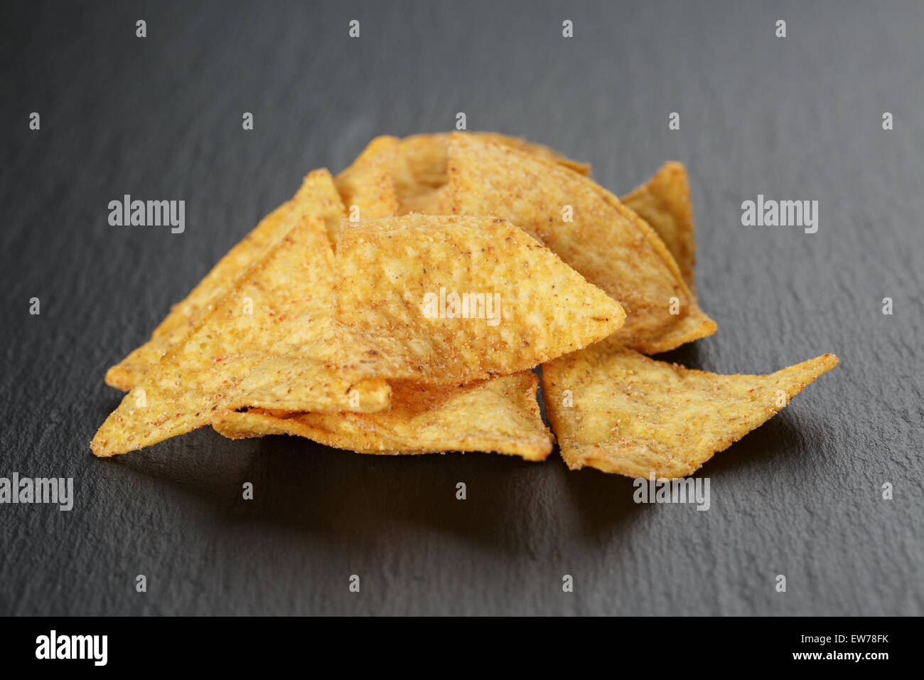 Tortilla-Nachos an dunklen Schiefer Tafel Stockfoto