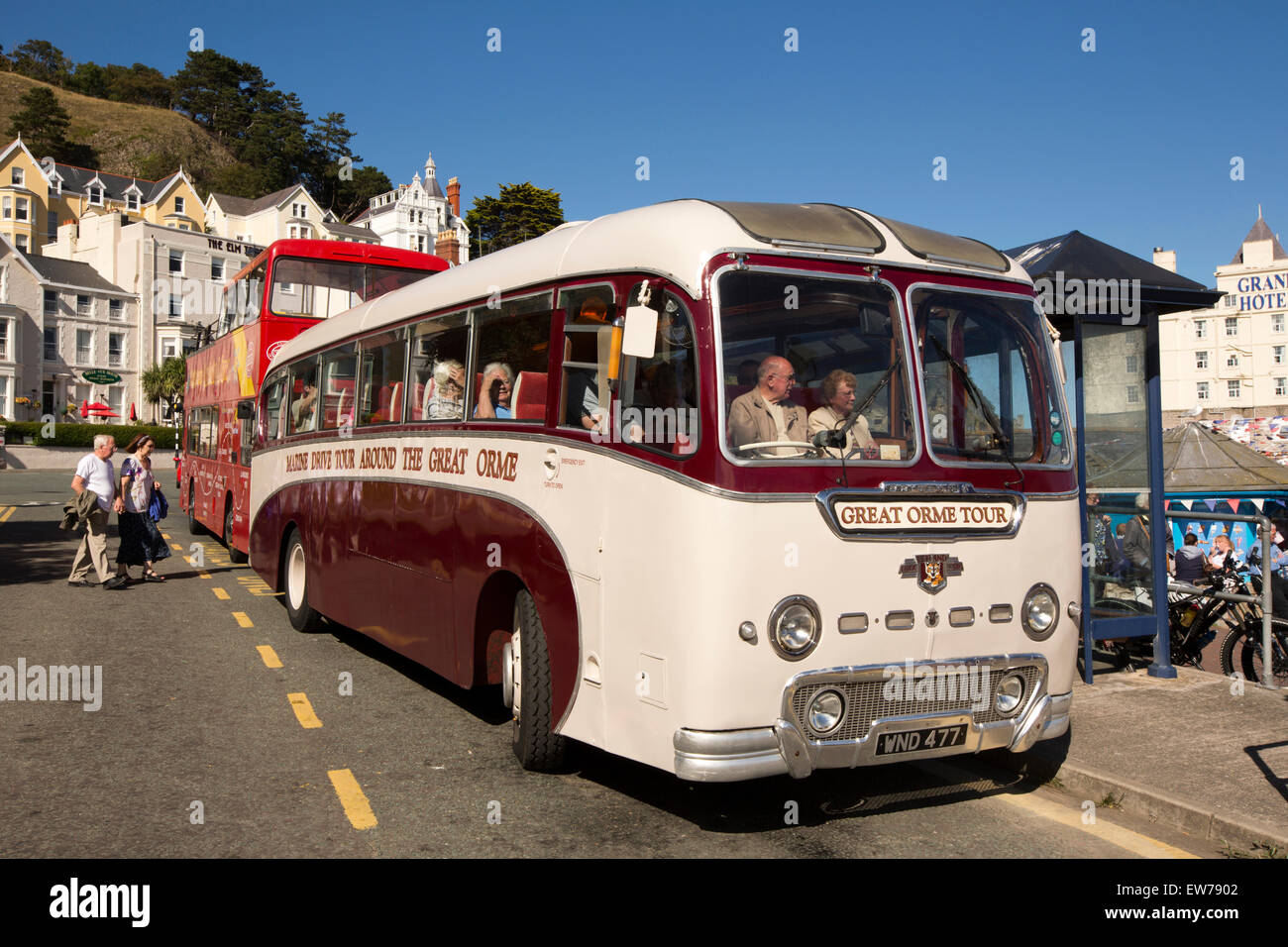 Großbritannien, Wales, Conwy, Llandudno, Fluggästen 1958 Leyland Tiger Cub Coach Tour-bus Stockfoto