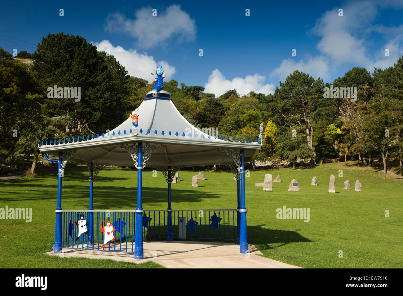 Großbritannien, Wales, Conwy, Llandudno, Happy Valley öffentlicher Park, Alice im Wunderland Thema Musikpavillon Stockfoto