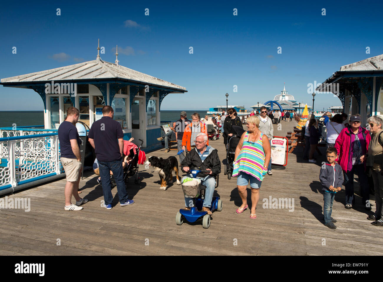 Großbritannien, Wales, Conwy, Llandudno Nordstrand, Besucher auf dem Pier im Sonnenschein Stockfoto