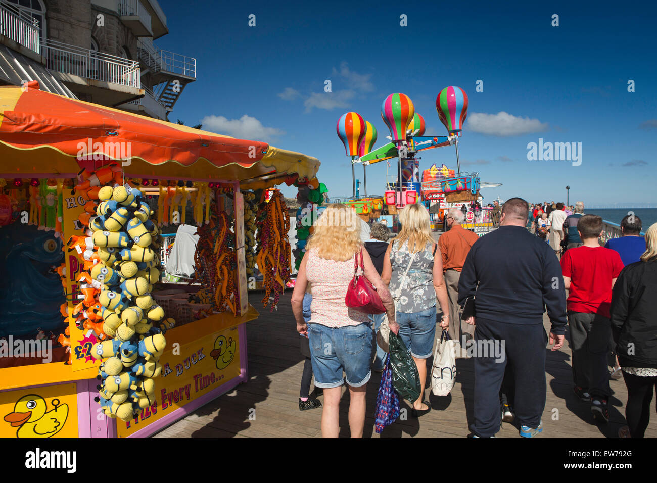 Großbritannien, Wales, Conwy, Llandudno Nordstrand, Besucher auf dem pier Stockfoto