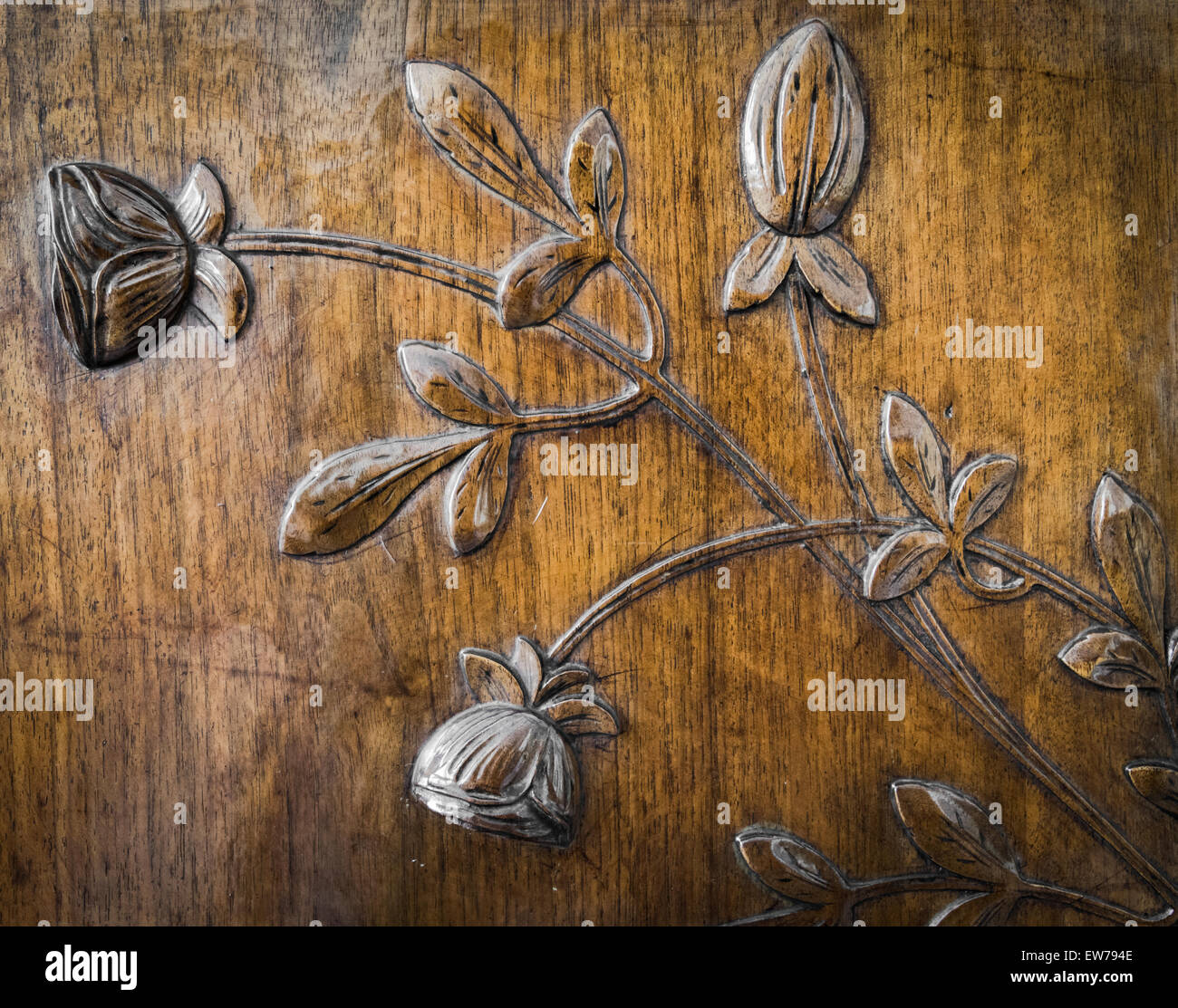 Blätter und Blüten geschnitzt im Holz eine antike Kommode Stockfoto