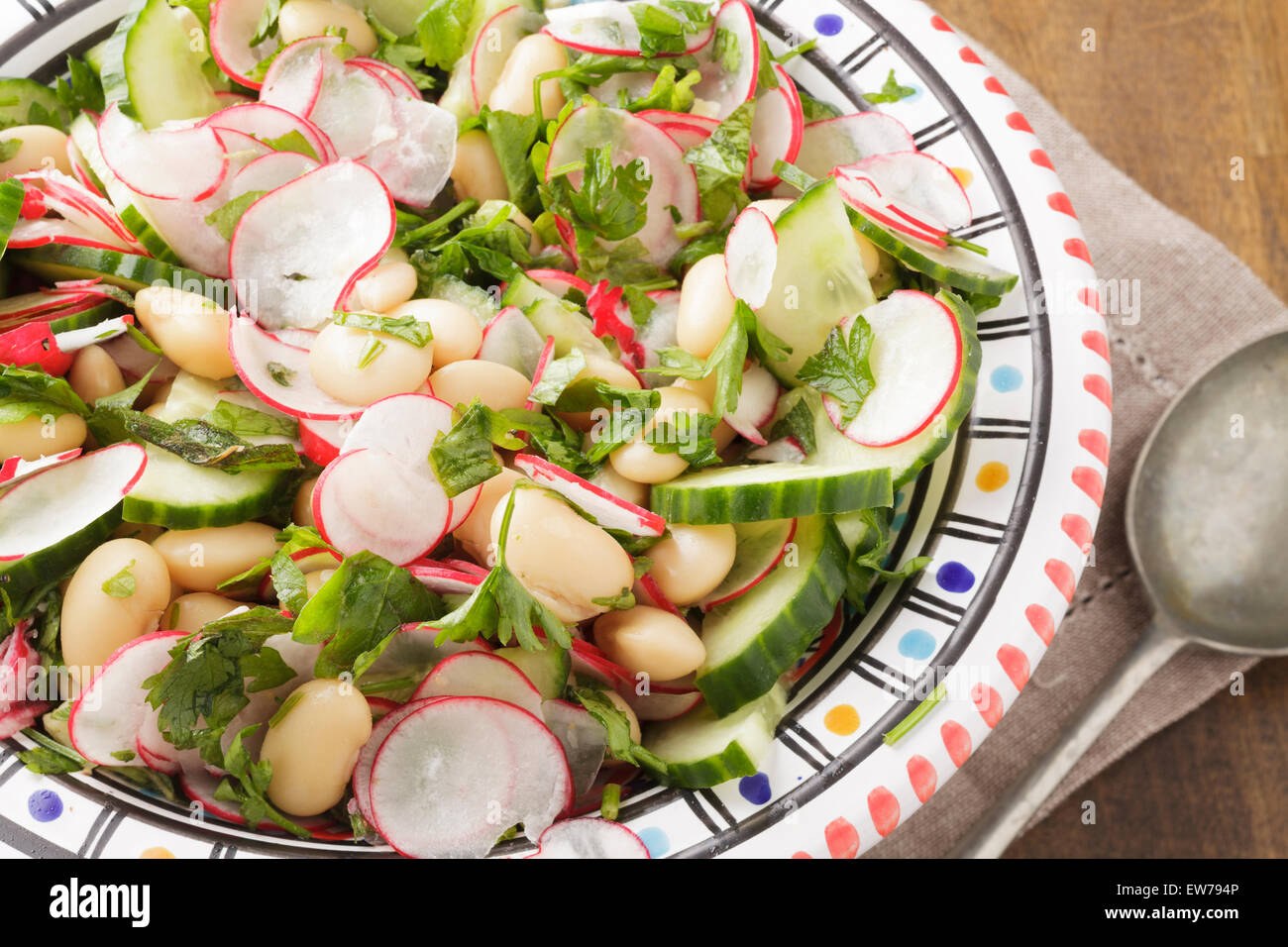 Gurken-Rettich und Butterbean Salat mit Petersilie und Minze Stockfoto